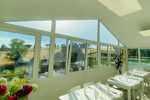 Sala da pranzo luminosa della struttura Narconon Alfiere