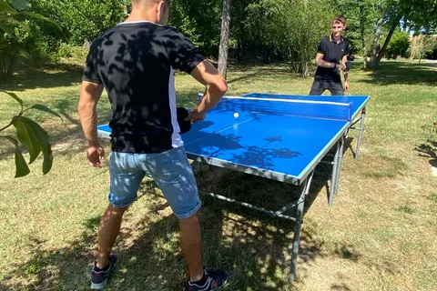 Ospiti che giocano a ping pong nel giardino