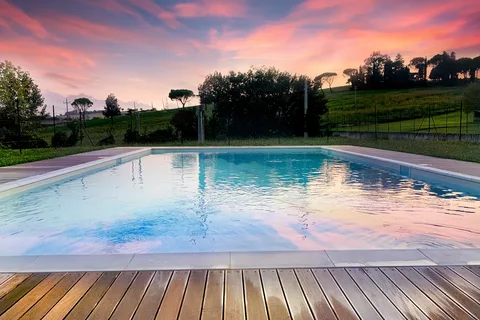 Piscina della struttura Narconon Alfiere al tramonto