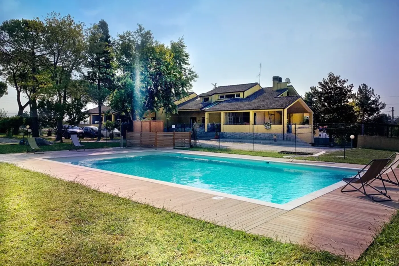 Piscina e struttura Narconon Alfiere immersa nel verde