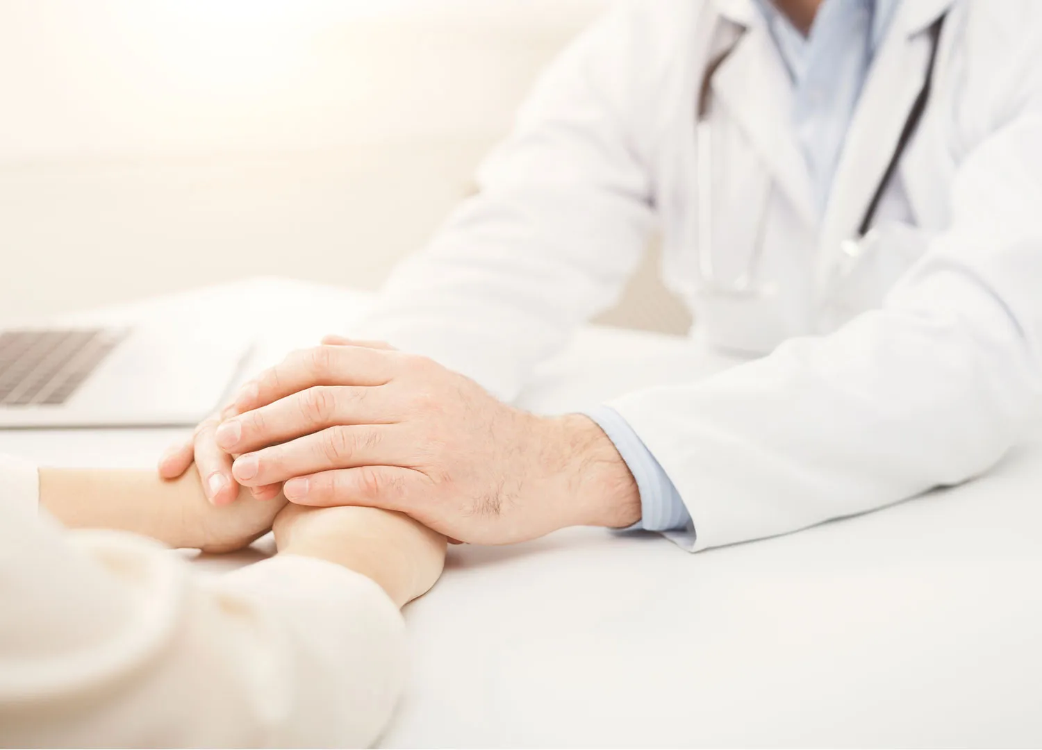 Medico che assiste una persona durante la fase di astinenza