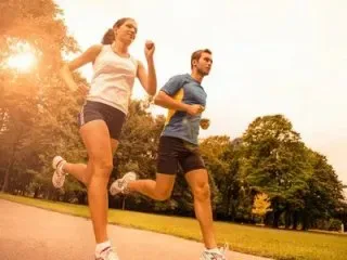 Persone che corrono all'aperto in un parco
